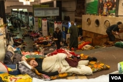 2022年4月29日，几百人在哈尔科夫地铁站避难，自从战争在2月爆发以来，他们一直栖身于此。(美国之音博夏特拍摄)