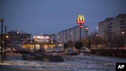 Gerai McDonald's terlihat di Kota Dmitrov, yang terletak 75 kilometer di sebelah utara Kota Moskow, pada 6 Desember 2014. McDonald's mengatakan akan menutup semua gerainya dan hengkang dari Rusia. (Foto: AP)