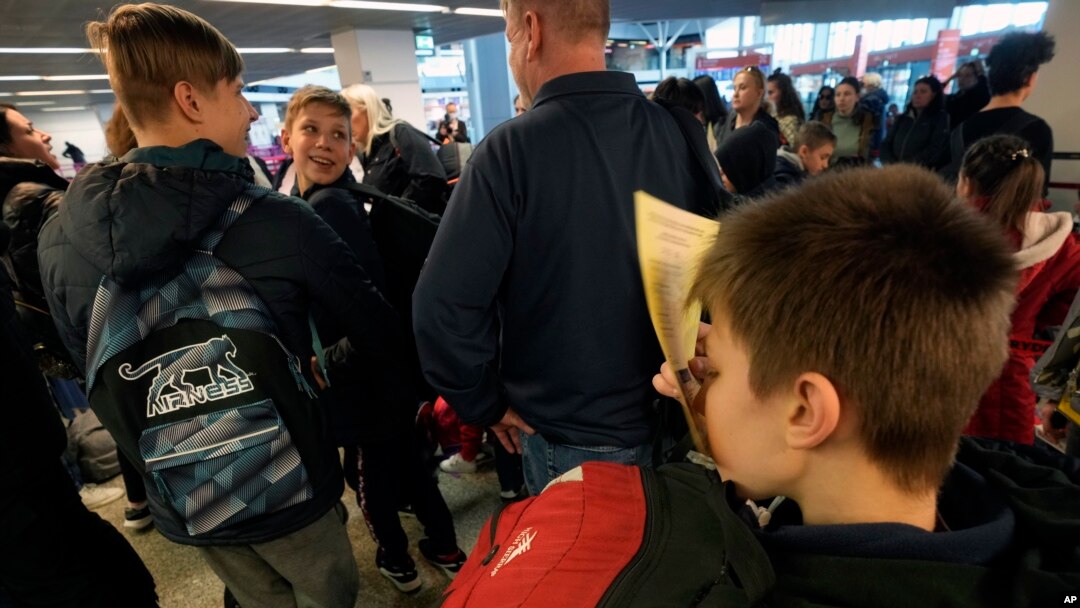 Anak yatim Ukraina menunggu penerbangan ke Inggris di bandara Chopin, di Warsawa, Polandia, 23 Maret 2022. (Foto: AP)