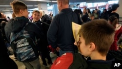 Дети-сироты из Украины ждут вылеты в Великобританию в аэропорту польской Варшавы (архивное фото)