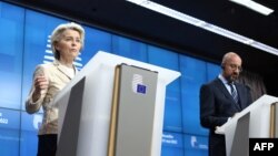 Presiden Komisi Uni Eropa Ursula von der Leyen (kiri) dan Presiden Dewan Eropa Charles Michel memberikan konferensi pers di Brussel, Belgia hari Selasa (31/5).