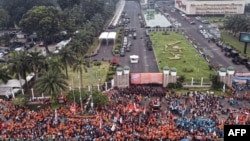 Para buruh melakukan aksi demonstrasi pada peringatan Hari Buruh Internasional tahun 2022 di depan Gedung DPR RI di Jakarta (foto: dok). 