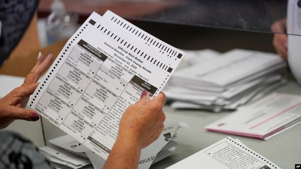 资料照：2020年10月31日，在内华达州的拉斯维加斯，县里的雇员在克拉克县选举部门的设施处理邮寄选票。（美联社)(photo:VOA)