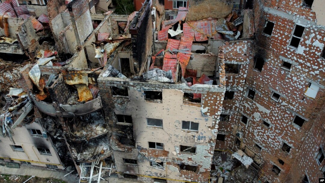 Bangunan rusak akibat serangan terlihat di Irpin, di pinggiran Kyiv, Ukraina, Kamis, 26 Mei 2022. (Foto: AP/Natacha Pisarenko)