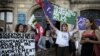 Sejumlah demonstran berdemo di depan konsulat AS di Bordeaux, Prancis, untuk menunjukkan dukungan terhadap pemenuhan hak aborsi di AS dalam aksi yang digelar pada 11 Mei 2022. (Foto: AFP/Philippe Lopez)