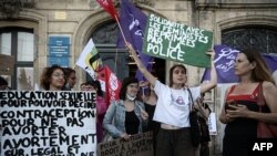 Sejumlah aktivis menggelar protes di depan kantor Konsulat AS di Bordeaux, Pranics, pada 11 Mei 2022, untuk mendukung hak aborsi di AS agar tetap dipertahankan. (Foto: AFP/Philippe Lopez)