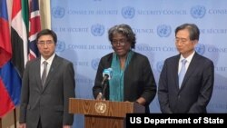 린다 토머스-그린필드 유엔주재 미국대사(가운데)와 조현 한국대사(오른쪽), 이시카네 기미히로 일본대사가 지난달 26일 안보리 회의에서 새 대북제재 결의 채택이 무산된 후 공동성명을 발표했다.