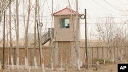  سنکیانگ: ویغورکے خودمختارعلاقے میں چینی حراستی مرکزجہان اقوام متحدہ کی رپورٹ کے مطابق انسانی حقوق کی سنگین خلاف ورزیاں جاری ہیں۔ 23 مئی، 2022ء (فائل فوٹو) 