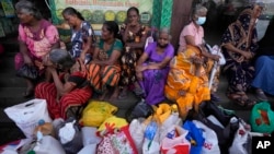 Warga lansia di Kolombo, Sri Lanka harus antre panjang berjam-jam untuk membeli minyak tanah di tengah krisis ekonomi parah di negara itu (foto: dok). 