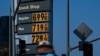 Precios de la gasolina por galón en una estación de servicio de Los Ángeles, California, el 24 de mayo de 2022.