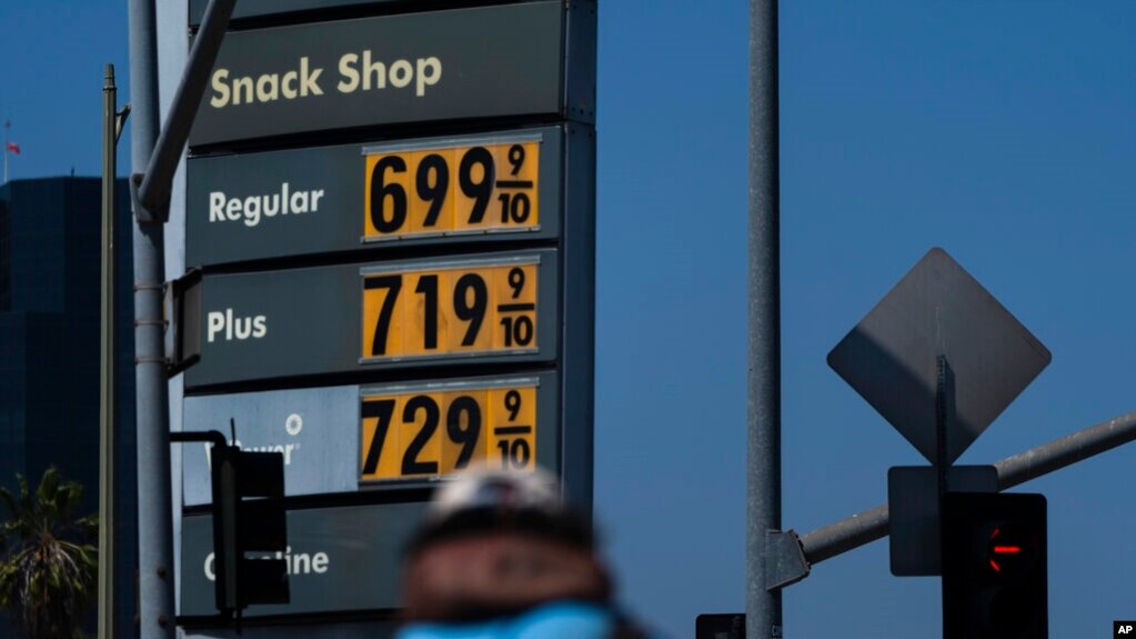 Precios de la gasolina por galón en una estación de servicio de Los Ángeles, California, el 24 de mayo de 2022.