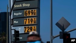 Precios de la gasolina por galón en una estación de servicio de Los Ángeles, California, el 24 de mayo de 2022.