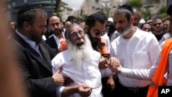 سوگواران قربانیان حمله به سه شهروند یهودی در العاد 