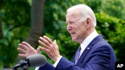 Le président Joe Biden s'exprime depuis les jardins de la Maison Blanche à Washington, le 17 mai 2022.