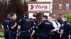 Polisi mengamankan TKP setelah penembakan di supermarket TOPS di Buffalo, New York, AS 14 Mei 2022. (Foto: REUTERS/Jeffrey T. Barnes)