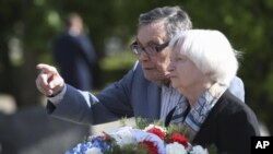 La secretaria del Tesoro de EEUU, Janet Yellen, habla con la sobreviviente del Holocausto, Marian Turski, en una ceremonia de colocación de una ofrenda floral frente al Monumento a los Héroes del Ghetto en Varsovia, Polonia, el lunes 16 de mayo de 2022. (Foto AP/Michal Dyjuk)