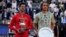 Novak Đoković i Stefanos Cicipas sa trofejima posle finalnog meča u Rimu, 15. maj 2022. (Foto: AP/Alessandra Tarantino)