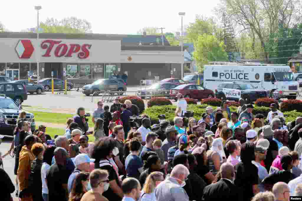 Personas se reúnen para una vigilia por las víctimas del tiroteo en Buffalo, Nueva York, el 15 de mayo de 2022.
