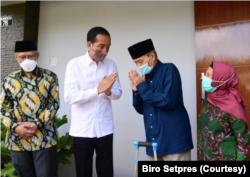 Ketua Umum PP Muhammadiyah Haedar Nashir (kiri) mendampingi Buya Syafii menerima kunjungan Presiden Jokowi 26 Maret 2022 di Nogotirto, Sleman, DI Yogyakarta. (Foto: Biro Setpres)