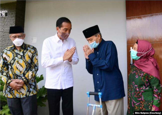Ketua Umum PP Muhammadiyah Haedar Nashir (kiri) mendampingi Buya Syafii menerima kunjungan Presiden Jokowi 26 Maret 2022 di Nogotirto, Sleman, DI Yogyakarta. (Foto: Biro Setpres)