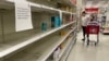 Seorang perempuan tengah berbelanja susu formula untuk bayi di supermarket Target di Annapolis, Maryland, pada 16 Mei 2022. (Foto: AFP/Jim Watson)