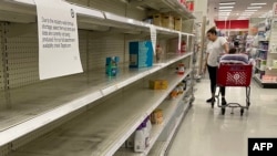 一位女子在马里兰州阿纳波利斯的塔吉特商店寻购婴儿配方奶粉。(2022年5月16日)