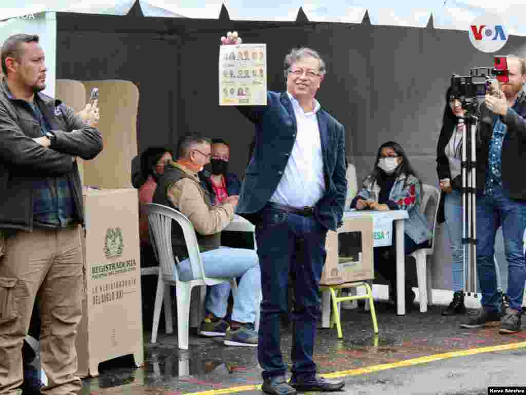 El candidato presidencial Gustavo Petro votó casi una hora después de llegar a un colegio de Bogotá, donde lo esperaban algunos de sus seguidores.&nbsp;