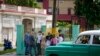 Diplomáticos de varios países esperan fuera del edificio del tribunal donde se lleva a cabo un juicio contra los artistas cubanos Luis Manuel Otero Alcántara y Maykel Castillo en La Habana, el lunes 30 de mayo de 2022. 