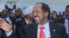 新當選為索馬里總統的馬哈茂德在首都摩加迪沙宣誓就任後向人們揮手致意。(2022年5月15日)