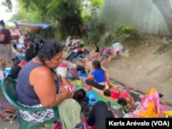 Paula lleva días sin dormir bien. Espera, frente al penal La Esperanza, a que el Estado salvadoreño le dé información sobre su hijo capturado.