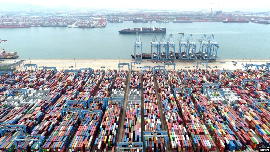资料照：鸟瞰图显示了2022年5月9日在中国山东省青岛港的集装箱和货船。(photo:VOA)