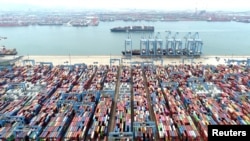 资料照：鸟瞰图显示了2022年5月9日在中国山东省青岛港的集装箱和货船。
