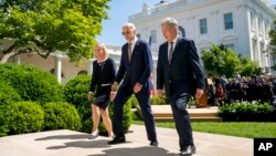 ARCHIVO - El presidente Joe Biden, al centro, camina con la primera ministra sueca, Magdalena Andersson (izquierda) y el presidente de Finlandia, Sauli Niinisto, después de hablar en la Rosaleda de la Casa Blanca en Washington, el 19 de mayo de 2022. 