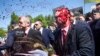 Manifestantes arrojan pintura roja a embajador ruso en Polonia