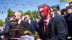 El embajador ruso en Polonia, Sergey Andreev, cubierto en pintura roja tras ser atacado en Varsovia, Polonia, el 9 de mayo de 2022.
