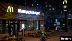 ARHIVA - Mekdonalds restoran u Sankt Peterburgu, 8. marta 2022. (Foto: Reuters/Anton Vaganov)