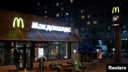 Restoran McDonald's di Saint Petersburg, Rusia 8 Maret 2022. (Foto: REUTERS/Anton Vaganov)