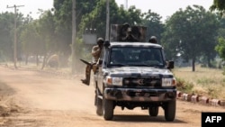 Des soldats de l'armée nigériane sont vus au volant d'un véhicule militaire à Ngamdu, au Nigeria, le 3 novembre 2020.