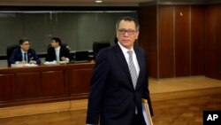 El ex vicepresidente de Ecuador, Jorge Glas, ingresa a la sala del tribunal para su audiencia en la Corte Suprema de Justicia para apelar su sentencia de seis años de prisión por asociación ilícita en relación con el escándalo Oderbrecht en Quito, el 23 de mayo de 2018.