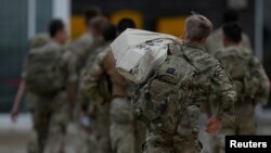 Anggota angkatan bersenjata Inggris Brigade Serangan Udara 16 berjalan ke terminal udara setelah turun dari pesawat Royal Airforce Voyager di Brize Norton, Inggris 28 Agustus 2021. (Alastair Grant/ Pool via REUTERS)