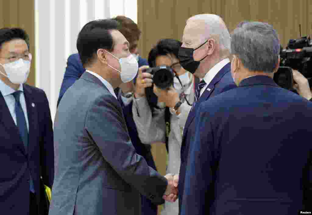 20일 한국 평택 삼성전자 반도체공장을 방문한 조 바이든 미국 대통령이 윤석열 한국 대통령과 인사하고 있다.