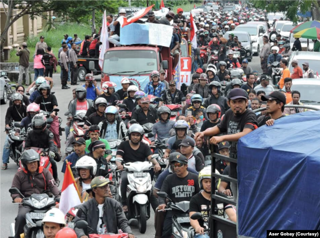 Ribuan buruh PT Freeport menggelar aksi demonstrasi pada 2018 di Mimika, Papua. (Foto: Aser Gobay)