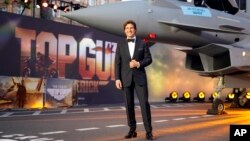 Tom Cruise pose pour les médias lors de la première britannique de "Top Gun Maverick" dans un cinéma du centre de Londres, le 19 mai 2022. (AP Photo/Alberto Pezzali)