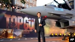 Aktor Tom Cruise berpose untuk sejumlah awak media dalam peluncuran film 'Top Gun Maverick' di London, Inggris, pada 19 Mei 2022. (Foto: AP/Alberto Pezzali)