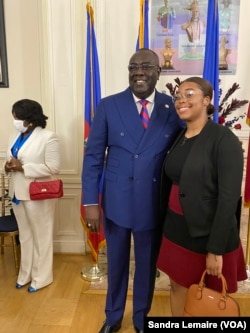 Anbasadè Ayisyen nan Washington Bocchit Edmond poze pou yon foto pandan yon aktivite pou komemore Fèt Drapo, 18 Me, 2022.