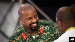 Gen. Muhoozi Kainerugaba, mtoto wa rais wa Uganda Yoweri Museveni wakati wa sherehe ya siku yake ya kuzaliwa, iliyofanyika ktika ikulu ya rais ya Entebbe, May 7, 2022. Picha AP