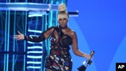 Mary J. Blige recibe el Premio Ícono durante la ceremonia de los Premios Billboard de la Música, el domingo 15 de mayo de 2022 en el MGM Grand Garden Arena en Las Vegas. (Foto AP/Chris Pizzello)