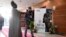 Une hôtesse dirige les visiteurs à l'entrée de la 14e édition de la Biennale d'art contemporain africain, le 19 mai 2022, au grand théâtre Doudou Ndiaye Coumba Rose.
