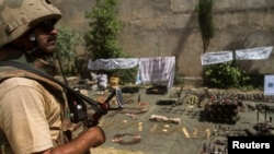 资料照片：巴基斯坦政府军在北瓦济里斯坦区清剿激进分子并缴获武器弹药(2014年7月9日）
