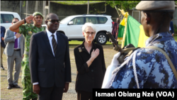 Wendy Sherman sous les drapeaux du Gabon et des Etats-unis pendant son passage en revue des troupes, à Libreville, le 6 mai 2022. (VOA/Ismael Obiang Nzé)